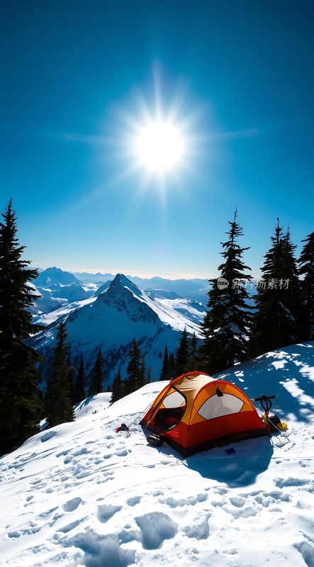 雪地露营阳光下的帐篷与雪山美景