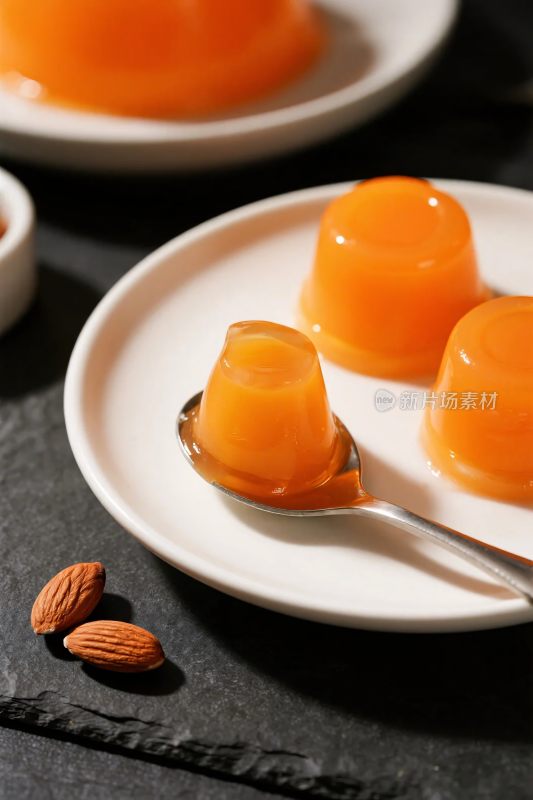 美味甜点与坚果摆盘