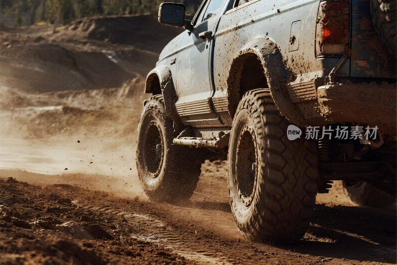 越野汽车在泥地行驶