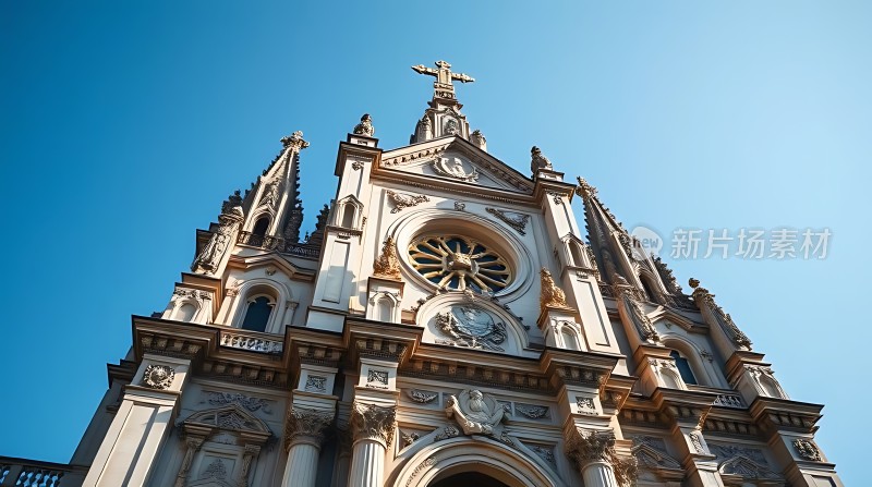 蓝天下的宏伟教堂建筑