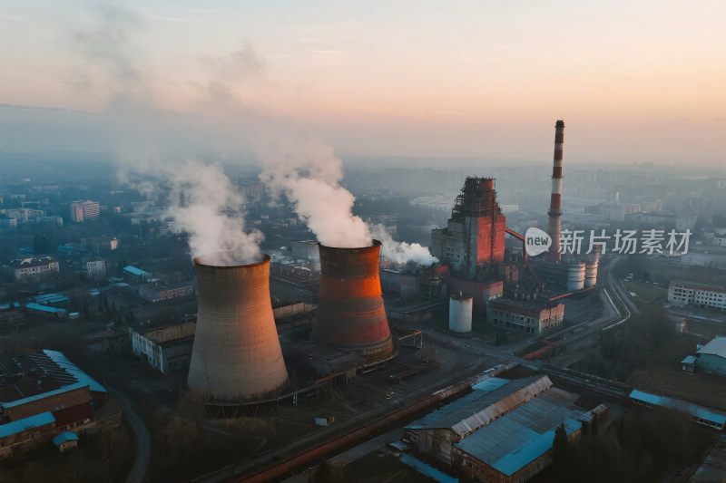 黄昏下的工厂烟囱景象