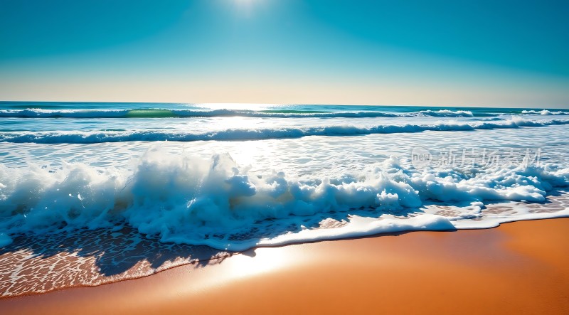阳光下的金色沙滩与蔚蓝大海