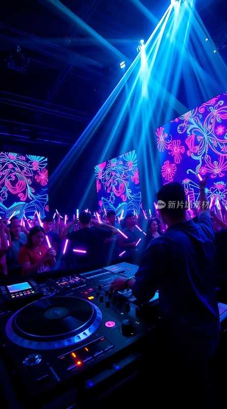 夜店狂欢DJ掌控全场荧光棒闪烁霓虹灯光璀璨