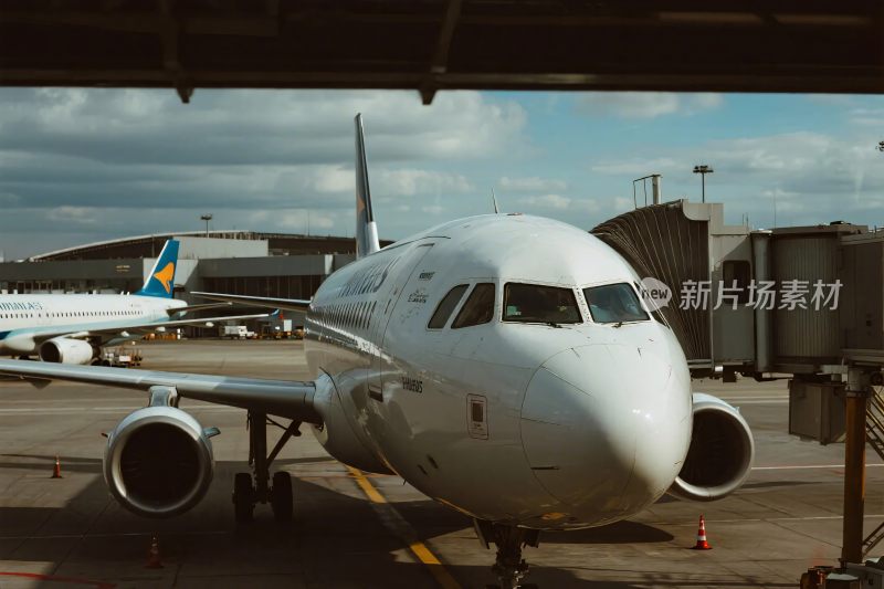 机场停靠的大型客机