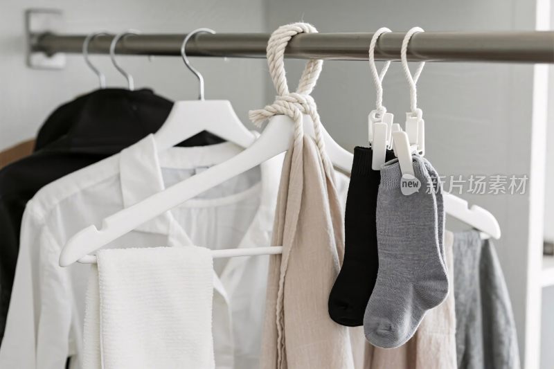 衣柜里衣架与袜子