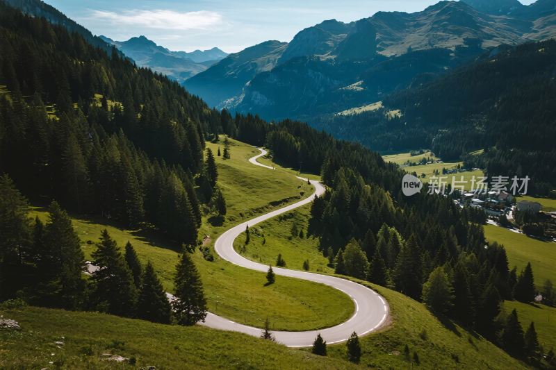 山间蜿蜒公路风景图