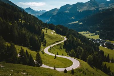 山间蜿蜒公路风景图 山间蜿蜒公路风景图