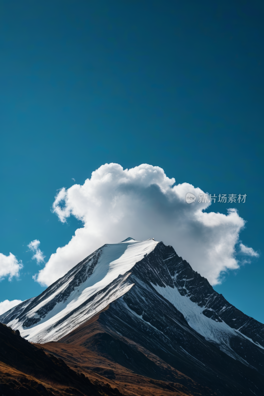 一座大山天上有云高清风景图片