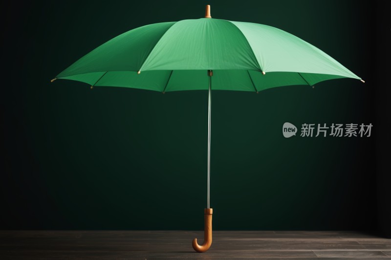 木桌上一把绿色雨伞高清图片