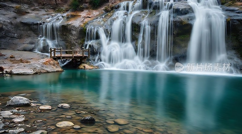 碧波轻抚石上流