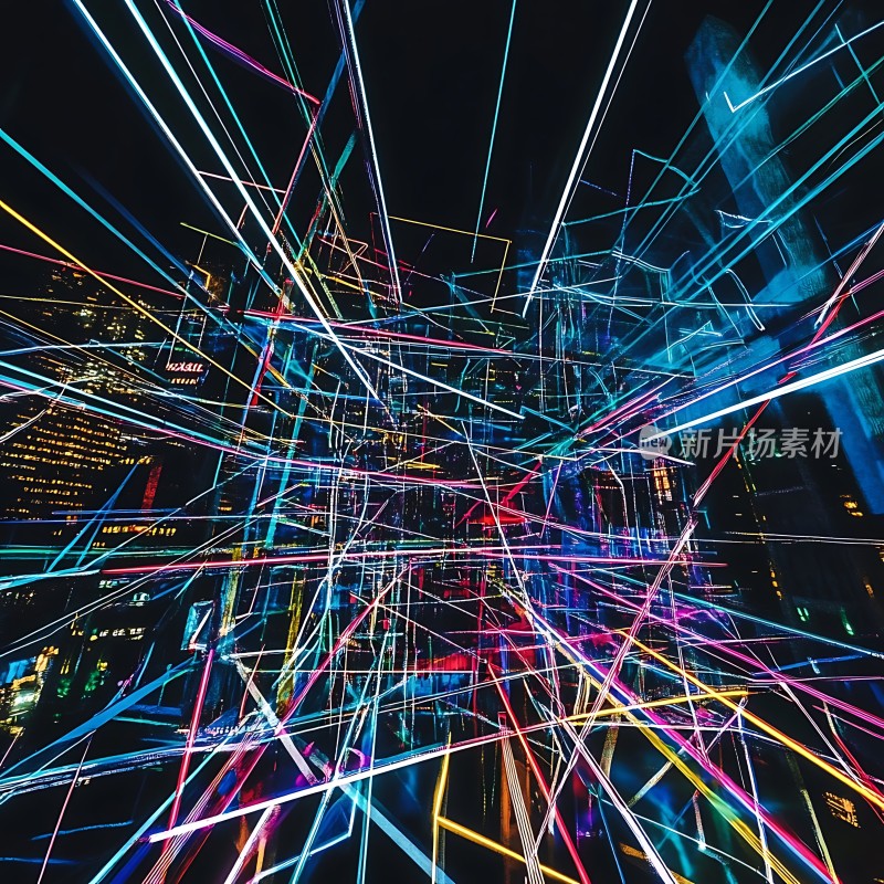 五彩斑斓的光束交织夜空下的城市轮廓