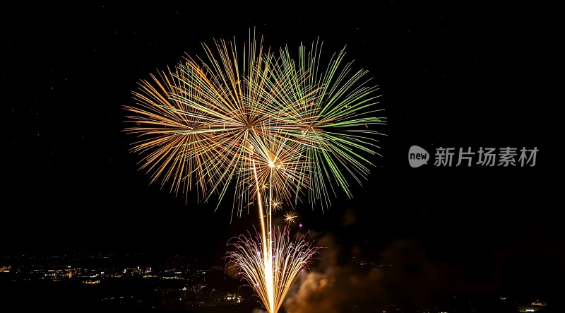 夜空烟花绽放色彩斑斓璀璨夺目