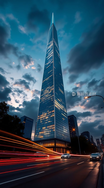 摩天大楼夜幕下的璀璨之光