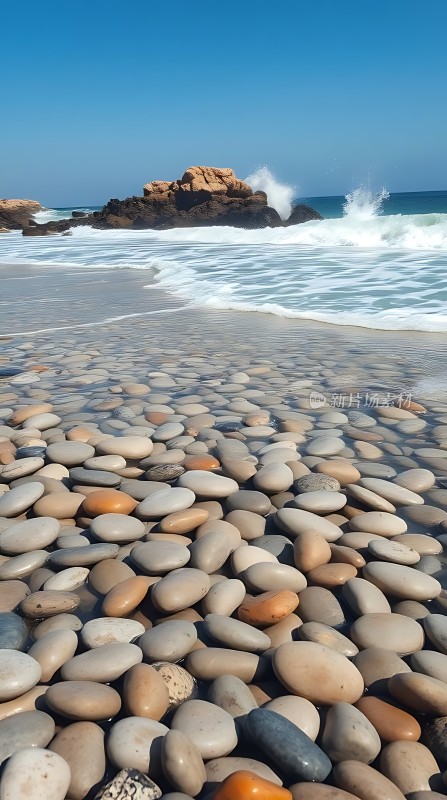 海边的彩色石子与浪花