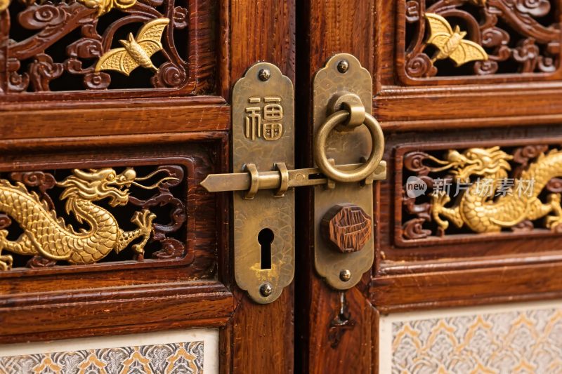中式雕花木柜锁具细节