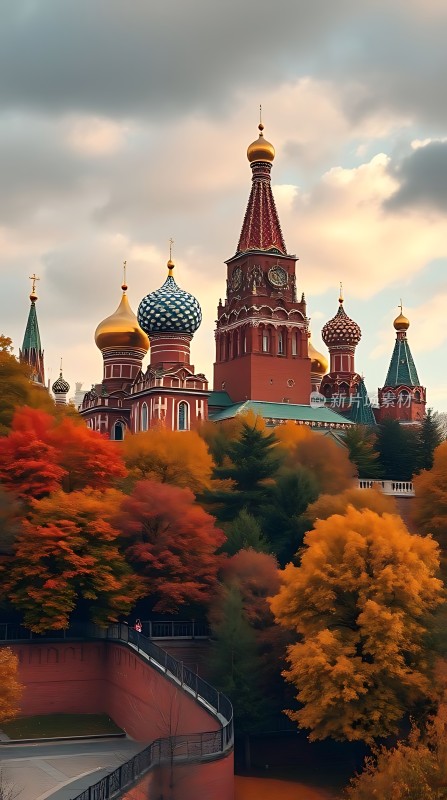 秋日红场洋葱头教堂与金黄树木相映成趣