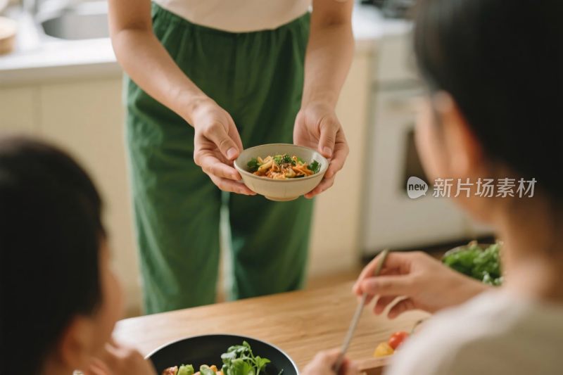 厨房食物分享场景