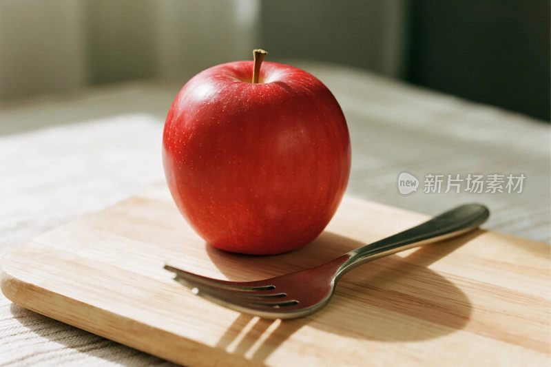 红苹果与餐叉静物图