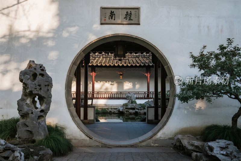 中式园林月洞门景观