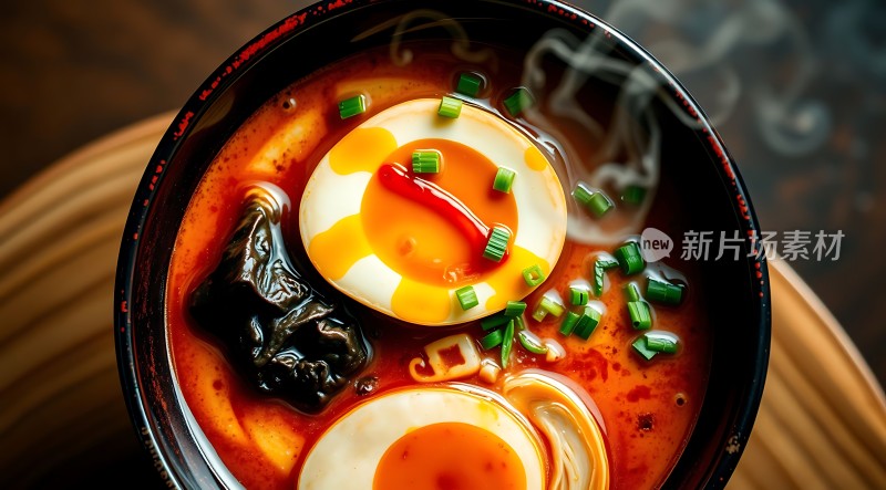 热气腾腾的麻辣烫香辣可口令人垂涎欲滴！