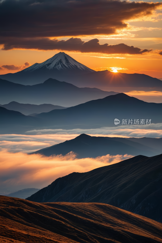 有日落和几朵云山脉高清风景图片