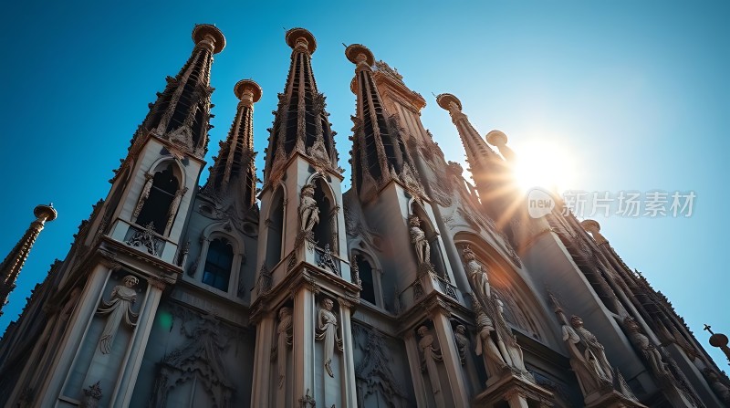 阳光下的宏伟教堂建筑