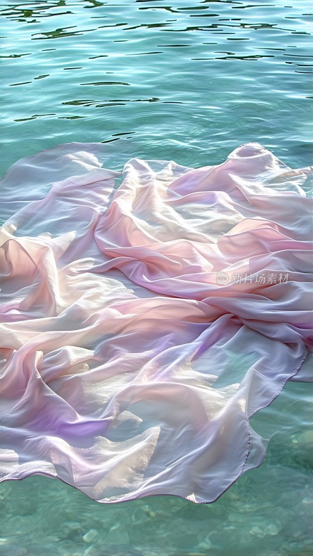 水波轻抚下的梦幻薄纱