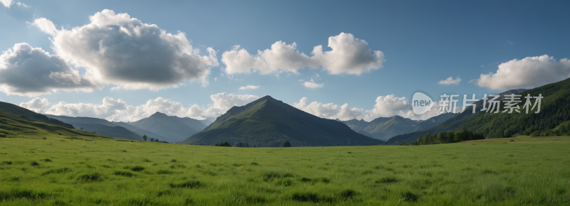 一片绿色的田野高山清风景横幅图片