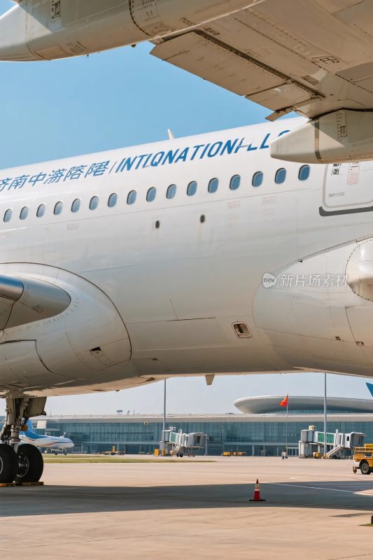 机场停靠的客机