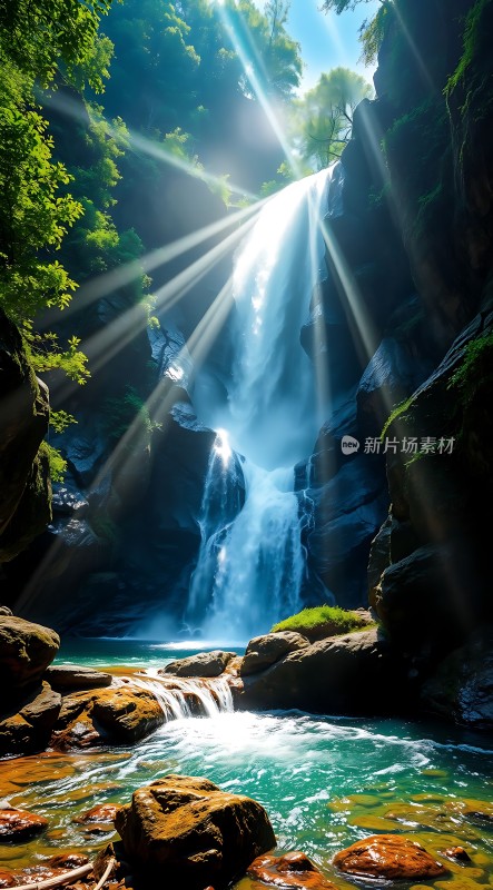 阳光下的瀑布与溪流