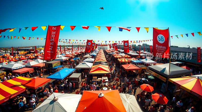阳光下的热闹集市色彩斑斓的帐篷和旗帜人群熙攘