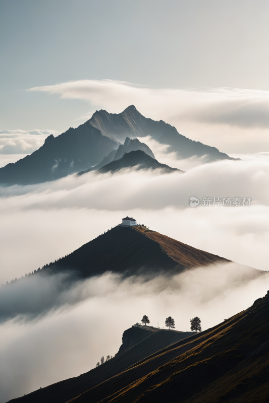 山上雾气弥漫云层低沉山顶一棵孤树风景图片