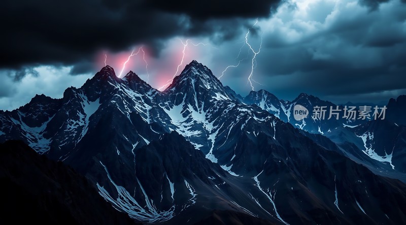 暴风雨中的雪峰闪电奇观