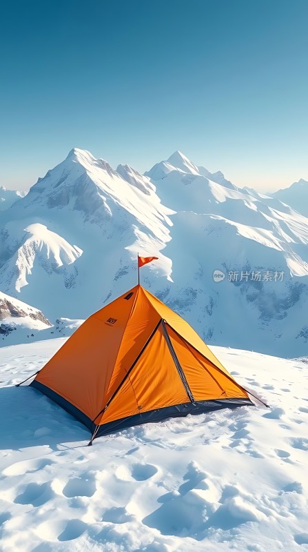 雪地帐篷与雪山美景