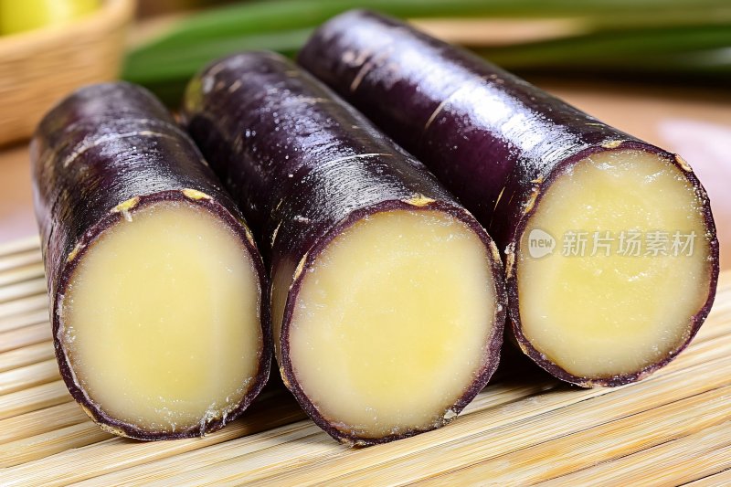三根紫皮萝卜切段展示