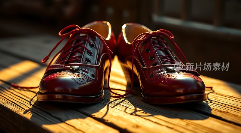 红色皮鞋映衬阳光下的优雅