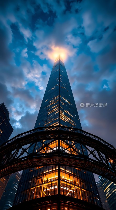 摩天大楼夜幕下的璀璨光芒