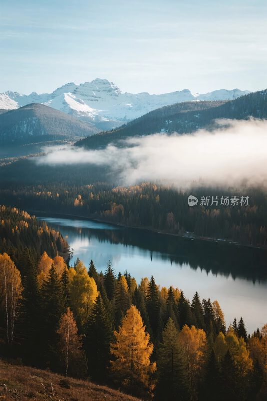 秋日山间湖泊美景
