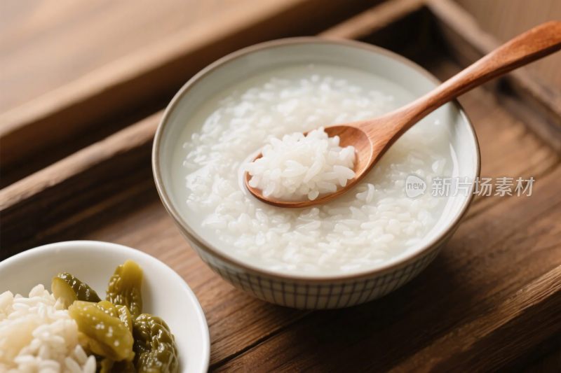 碗装米饭木勺食材图