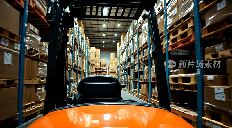 仓库里的橙色叉车