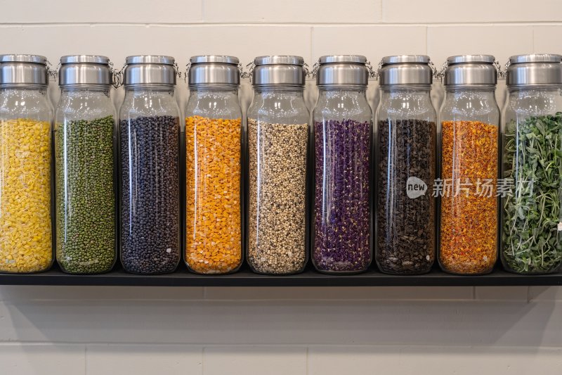 整齐排列的多彩罐装食材
