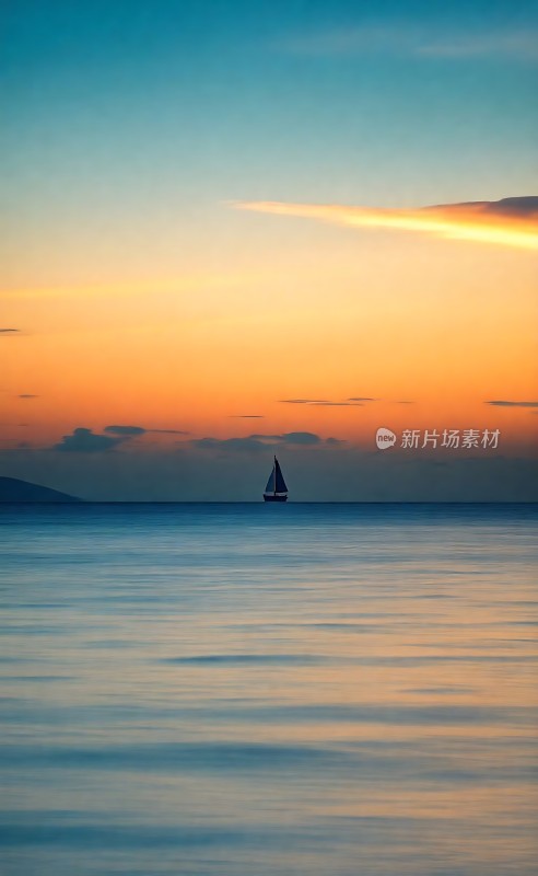 日落帆影映波光