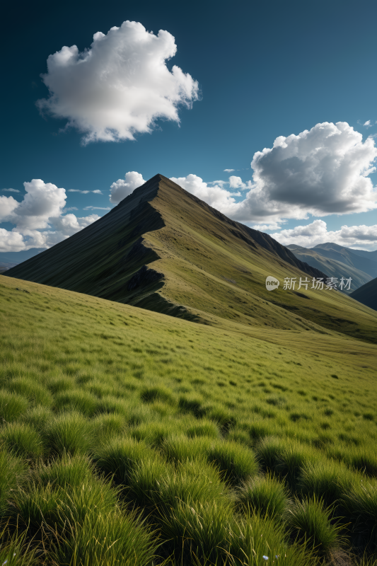 草地山天空有几朵云高清风景图片