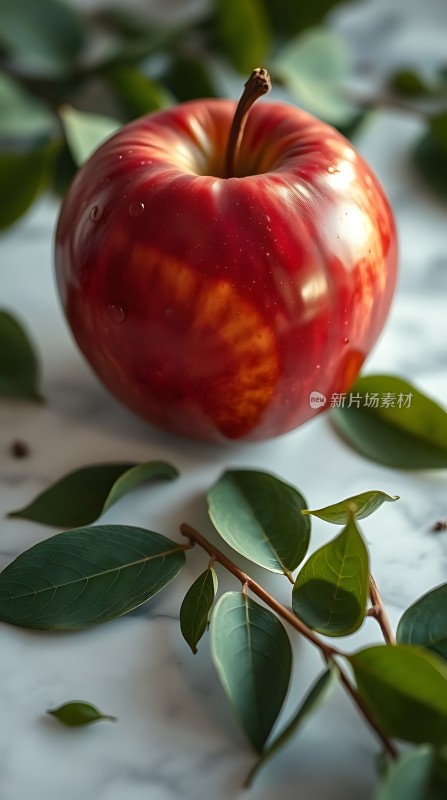 红苹果与绿叶