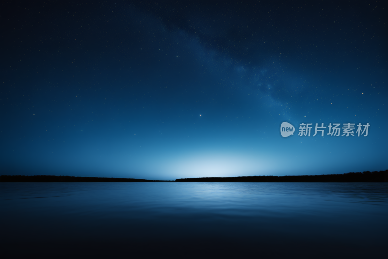 夜空有星星在平静的水面上流淌着牛奶背景