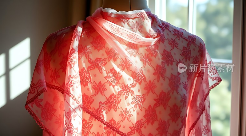 阳光下的粉红色蕾丝上衣