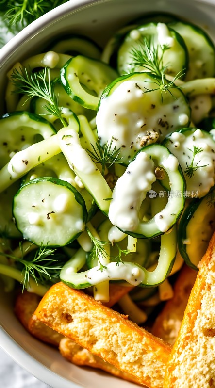 清新黄瓜沙拉配香草面包