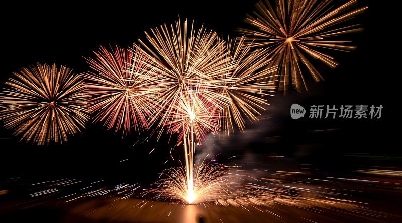 夜空烟花绽放色彩斑斓璀璨夺目