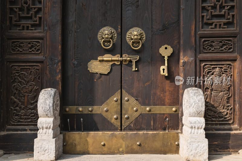 古建木门与铁锁