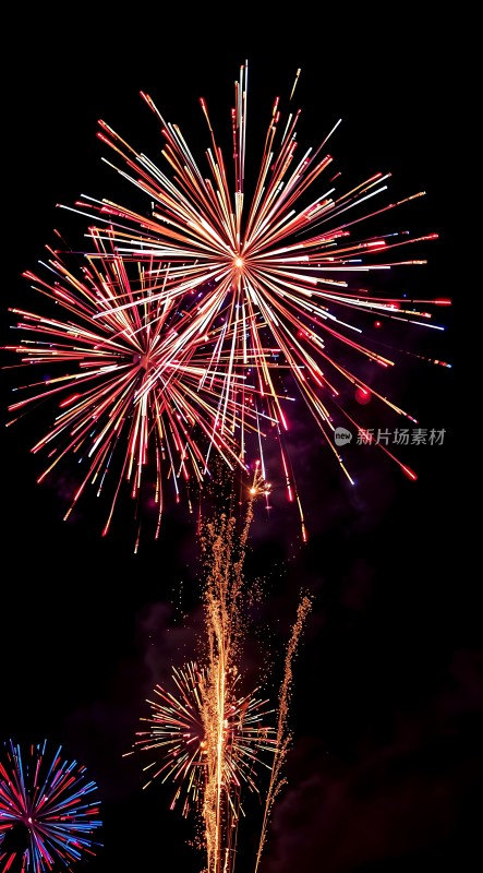 夜空烟花绽放色彩斑斓璀璨夺目